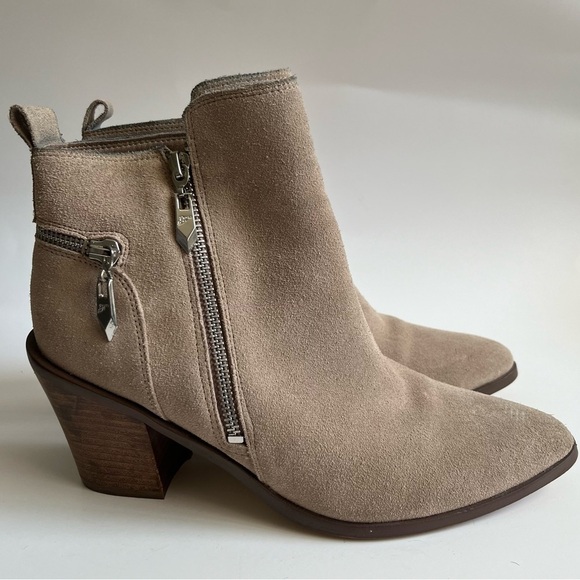 FERGIE- Nude Beige Ankle Boots Booties with Zipper Size 8.5 - Picture 1 of 7